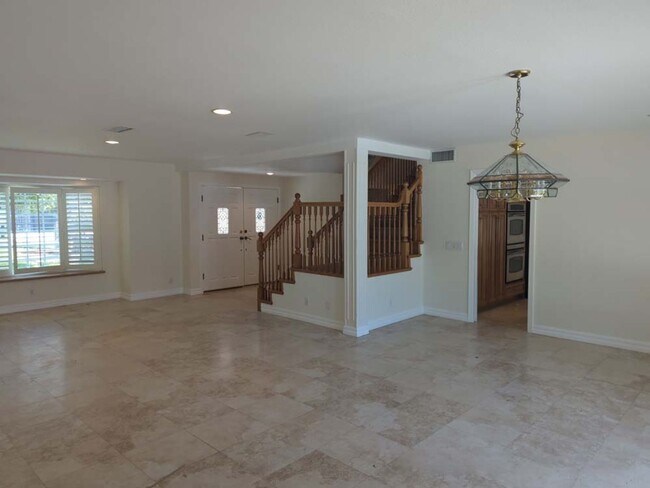 Building Photo - Beautiful and Spacious 4 Bed, 3 Bath Home ...