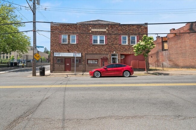 Building Photo - 915 Chartiers Ave