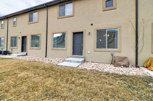 Building Photo - 3 bed 2.5 bath townhome in Salem