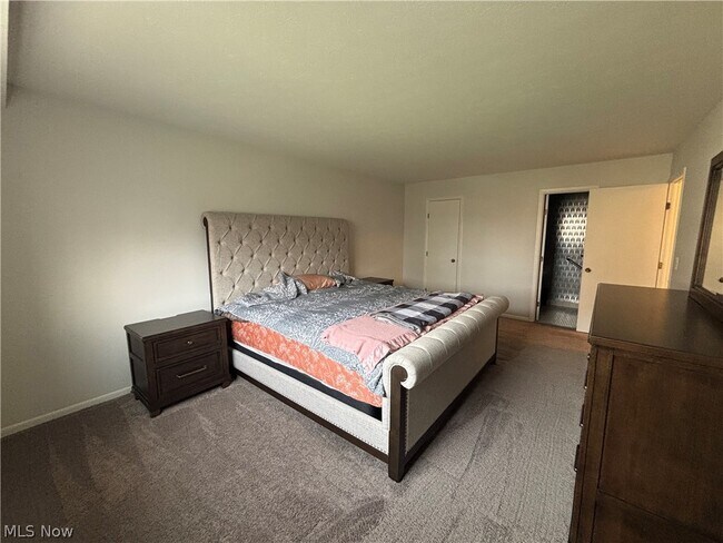 Building Photo - 2112 Acacia Park Dr