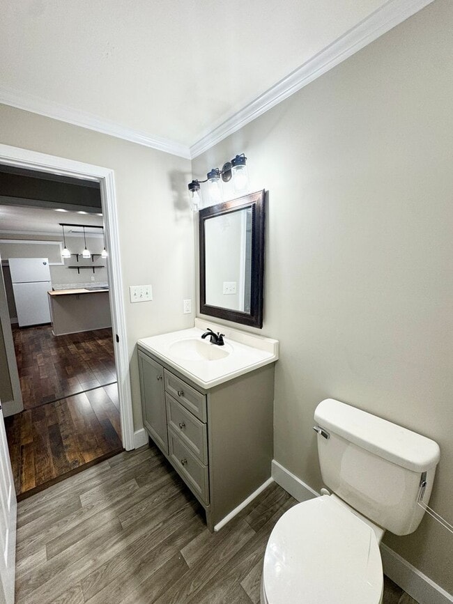 Building Photo - Country Cottage - Adorable 2 bedroom, 1 bath! Cute front porch & landscaping included!