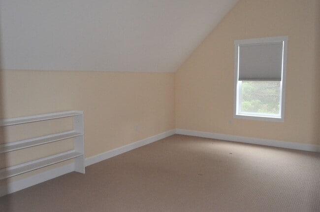 Building Photo - Spacious 3 bedroom Costal Home with Vaulte...