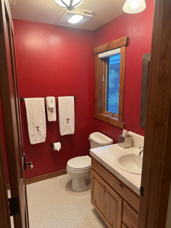 Building Photo - Private & Fully Furnished 1-Bedroom ADU wi...