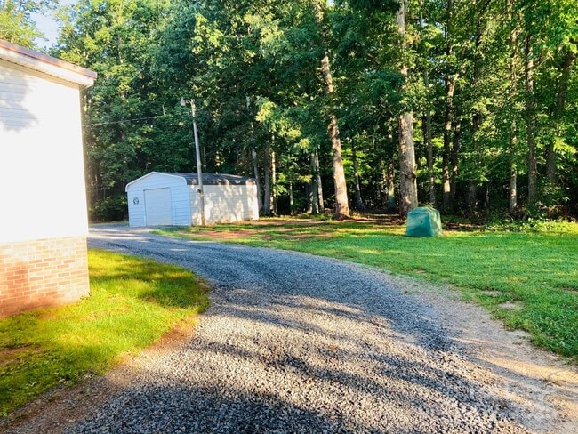 Building Photo - 1691 Hopewell Church Rd