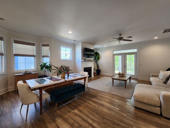 Building Photo - Home Available in Summerhouse on Everett Bay! Showings Coming Soon.