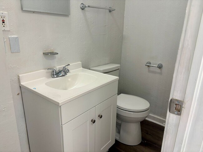 Building Photo - 2316 Miramar Blvd
