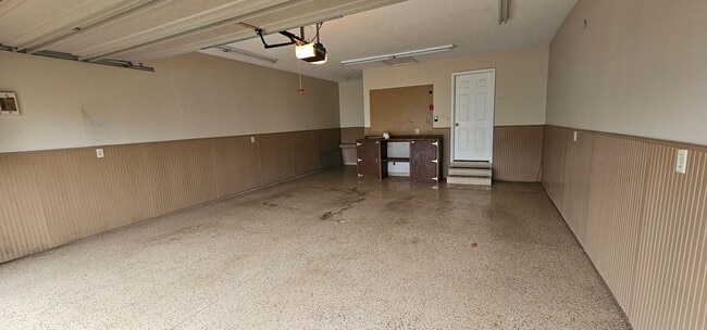 Building Photo - Welcome to this stunning 4 bedroom, 3 bath...