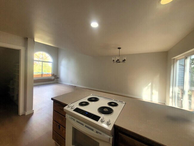 Building Photo - Spacious Four Bedroom Home with Bonus Room...