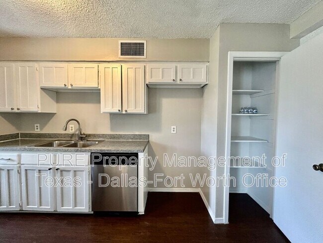 Building Photo - 3505 Biscay Dr