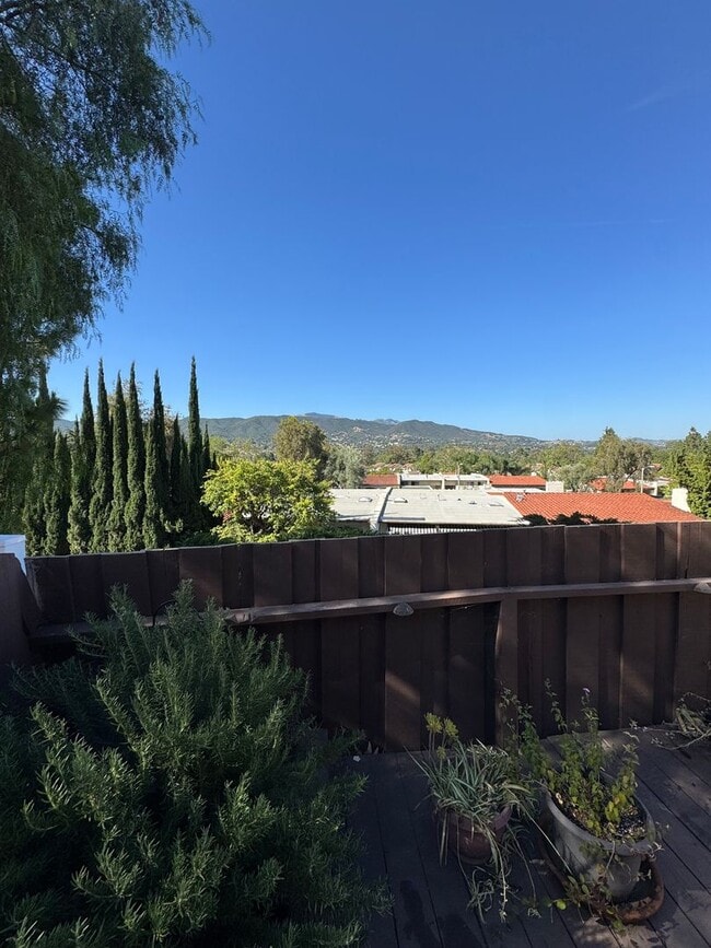 Building Photo - Scenic Cul-de-Sac Living with Stunning Mountain Views