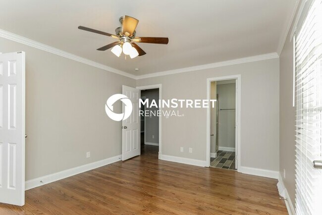 Building Photo - 4 Bedroom Pet-Friendly Home in CHARLOTTE, NC with Main Street Renewal