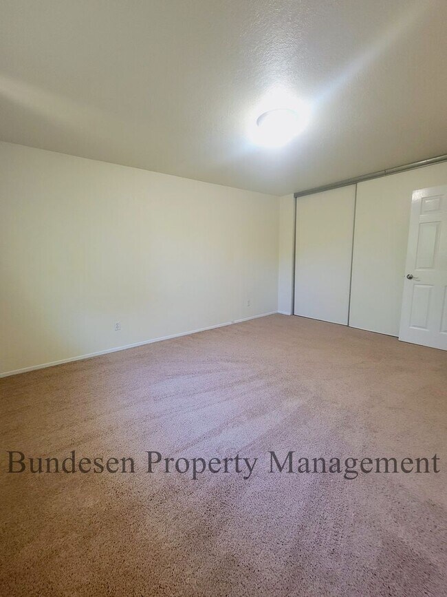 Building Photo - Spacious Westside 5BR Home in Petaluma - E...