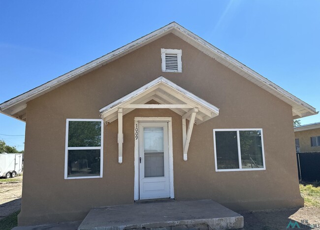 Building Photo - 1009 S Lea Ave