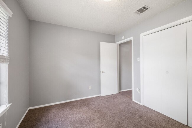 Building Photo - 2 Bedroom, 1 Bath Duplex with 1 Car Garage...