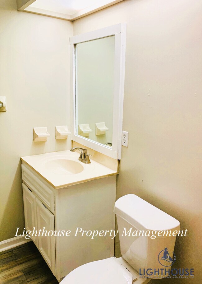 Building Photo - Renovated 2 Bed/2 Bath Single Story Townho...