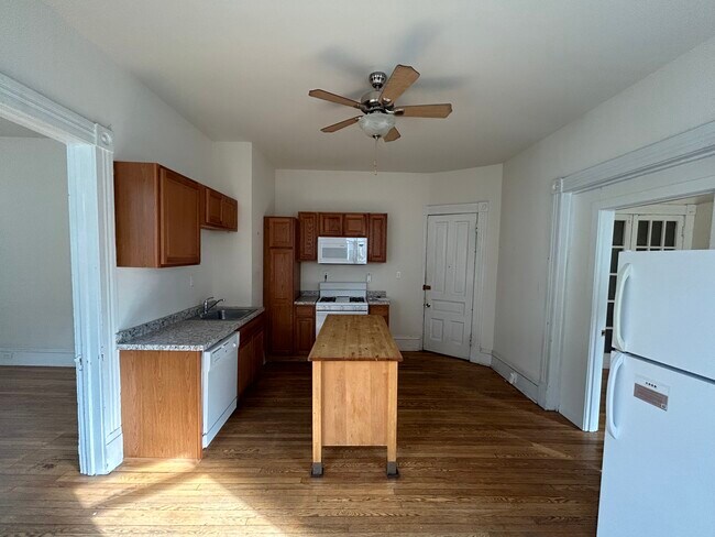 Building Photo - 315 N Pinckney St