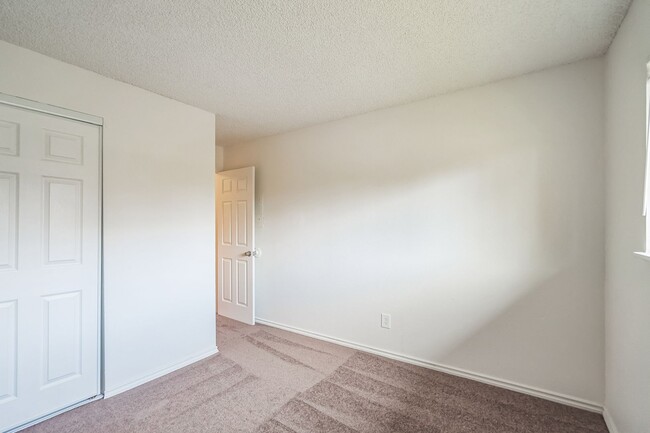 Building Photo - Newly Updated - Spacious Three Bedroom Condo