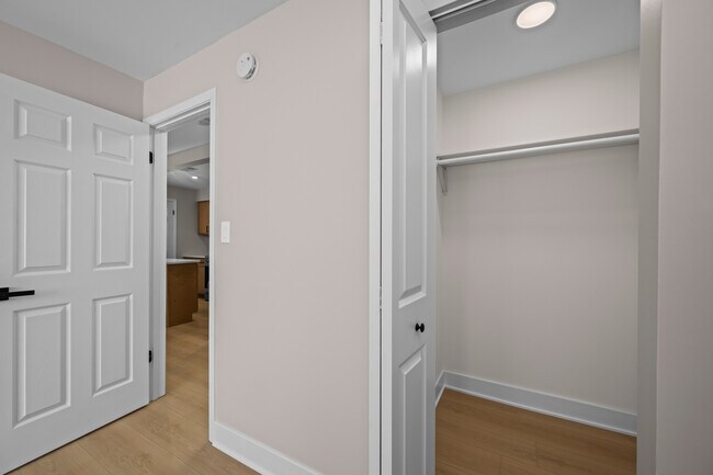 Building Photo - 705 W Central Rd