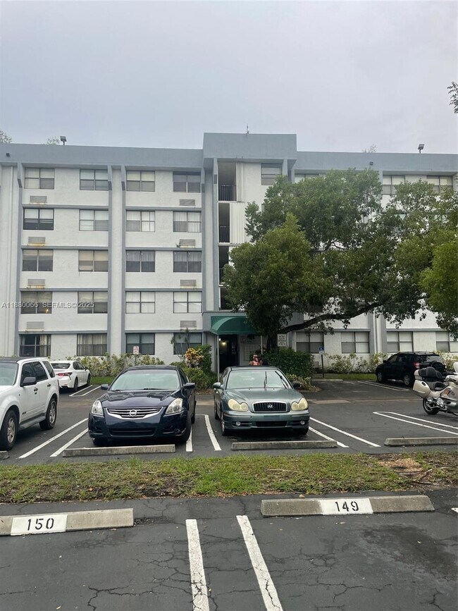 Building Photo - 2401 Riverside Dr