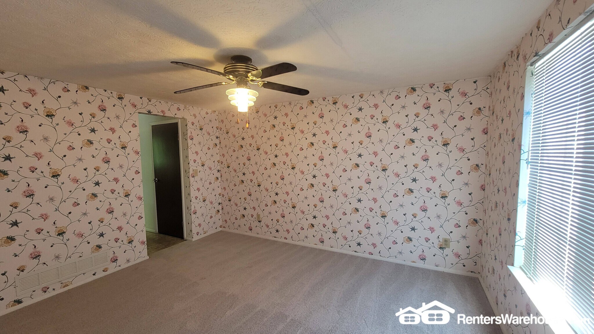 Building Photo - 1461 Silver Lake Dr