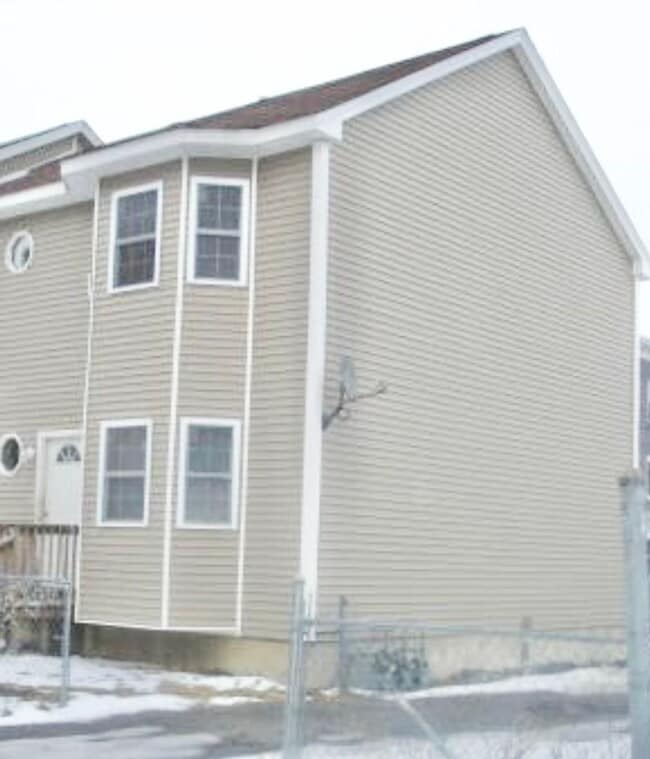 Building Photo - Spacious Newly Constructed  4 Bed 2 Bath T...