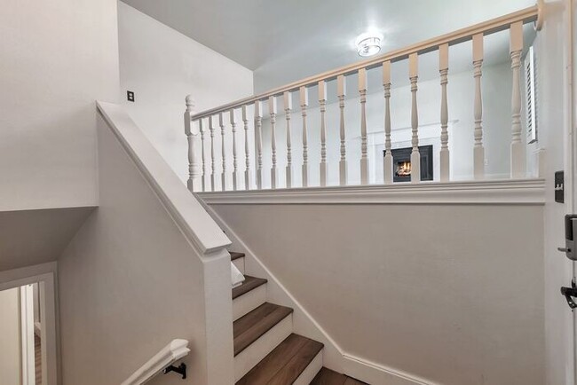 Building Photo - Awesome 4 Bedroom Home in Orem w 2 car garage