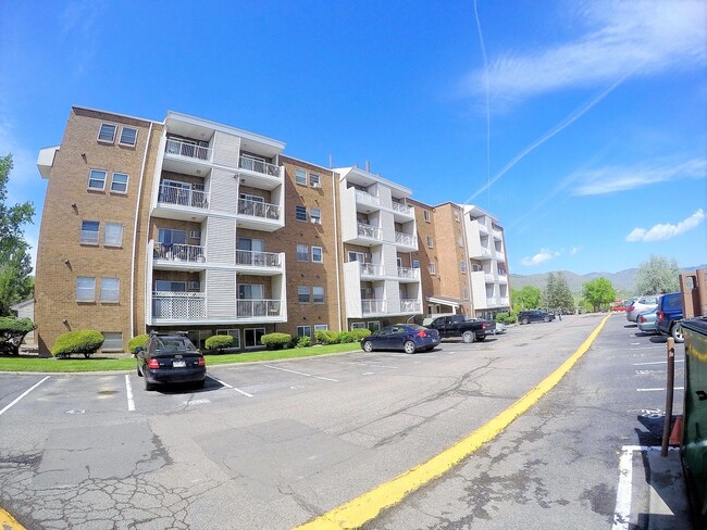 Building Photo - Nice 1 Bedroom 1 Bathroom Condo in Golden with Pool!! Available Mid December!!