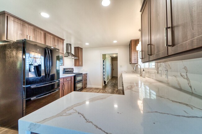 Building Photo - Beautiful 3 Bed / 2 Bath  on 1.8 Acres Ple...
