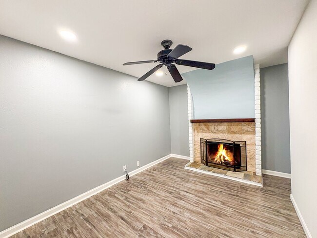 Building Photo - Great 1B/1.5BA + Den in Carlsbad!