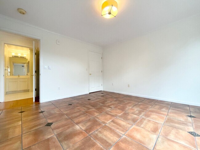 Building Photo - Twin Peaks: Remodeled Condo with Garage Pa...