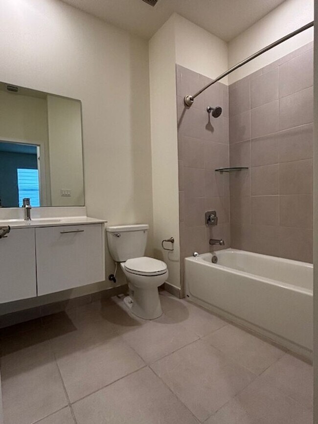 Building Photo - Great Condo unit in Doral