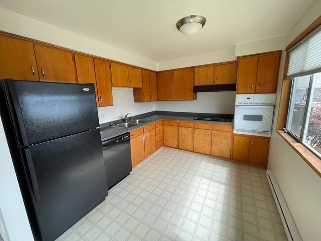 Building Photo - Moore (1371 SE 9th Ave &amp; 1370 SE 10th Ct.)