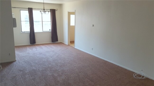 Building Photo - 609 W 5th St