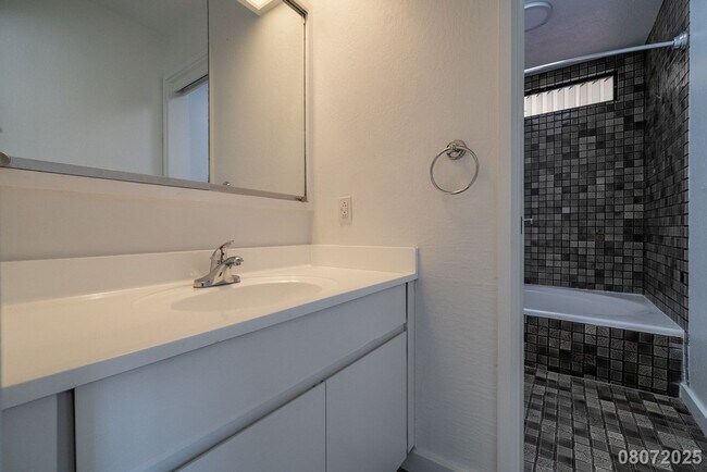 Building Photo - Newly Renovated 3 BD/2 BA Home with 2 Car ...