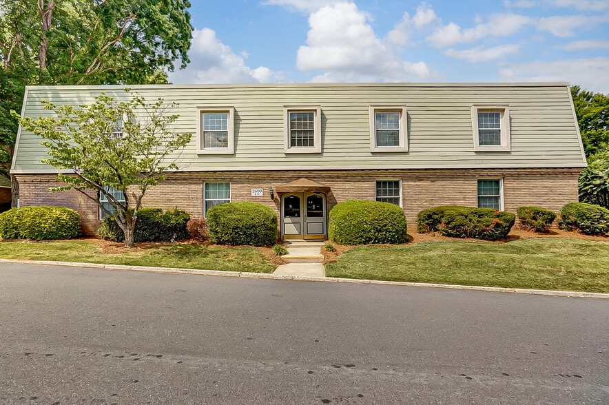 Building Photo - 2600 Park Rd