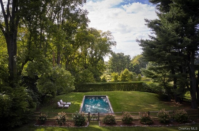 Building Photo - 11 Sutton Rd