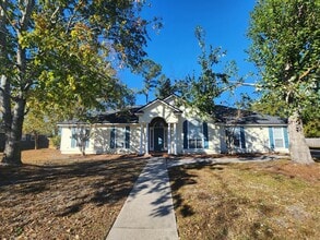 Building Photo - Spacious 4BR Home with New LVP Flooring an...