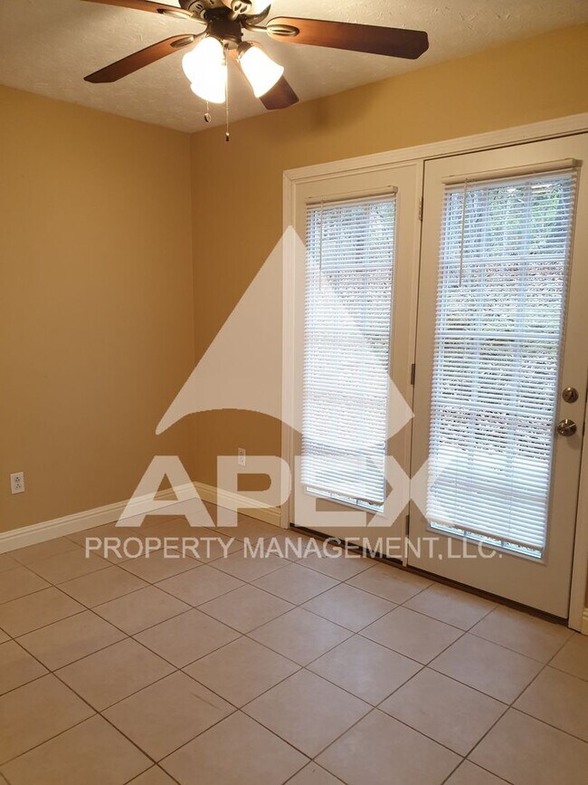 Building Photo - Spacious 2 Bd 1.5 Ba Townhouse in Halls!