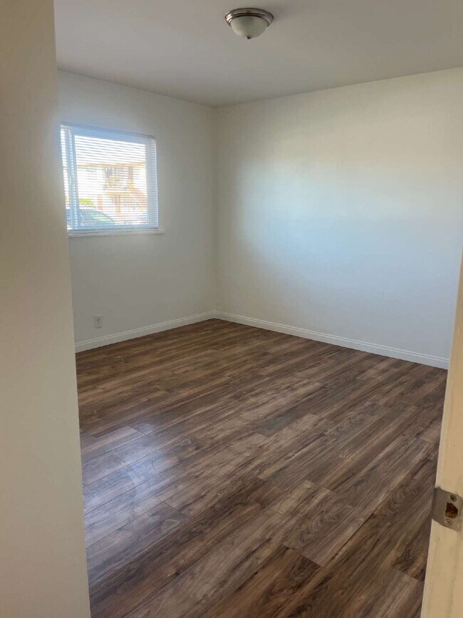 Building Photo - "Charming 2-Bedroom Unit in Oxnard's Heart...