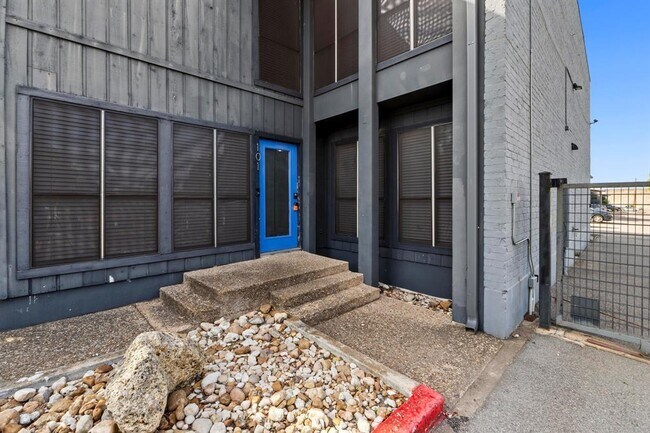 Building Photo - 909 Reinli St