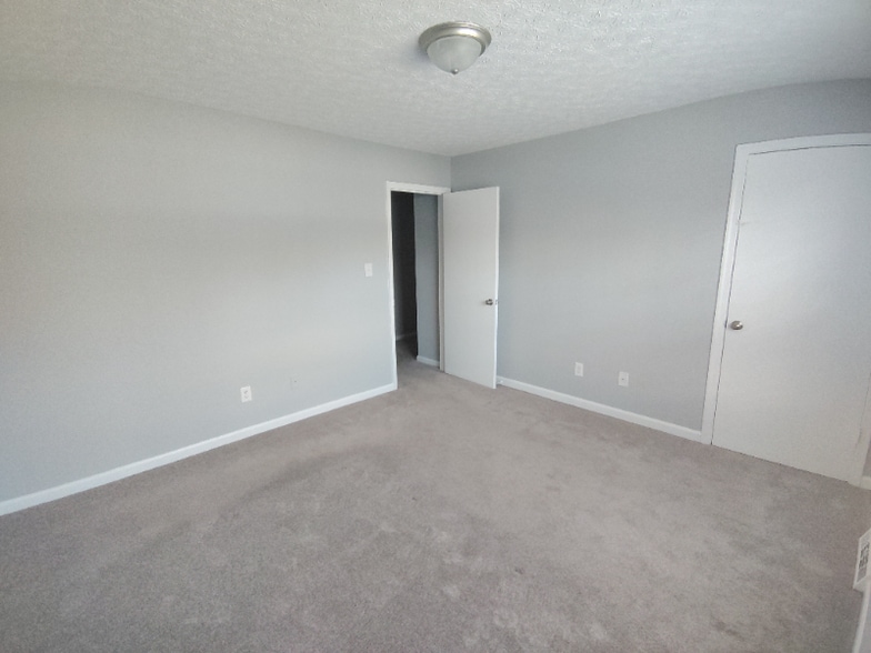 Building Photo - 33 Fonda Dr