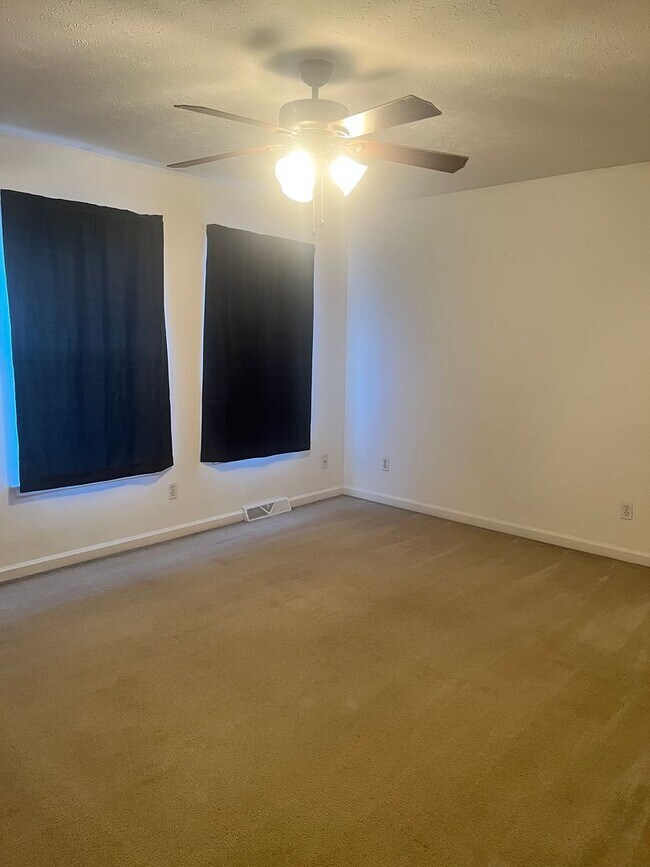 Building Photo - Gorgeous townhouse located near cornerston...