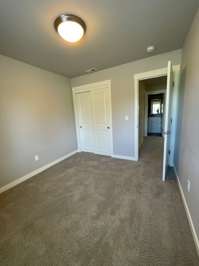 Building Photo - 3 Bedroom Townhome  in SW Redmond  - Parkl...