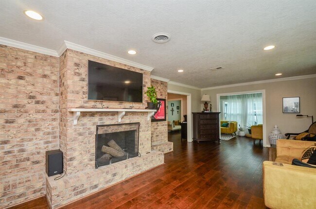 Building Photo - 4315 Fernwood Dr