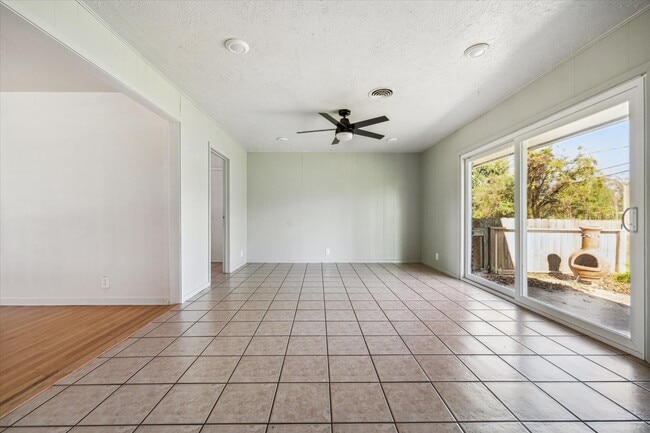 Building Photo - 4014 Willow Springs Ln