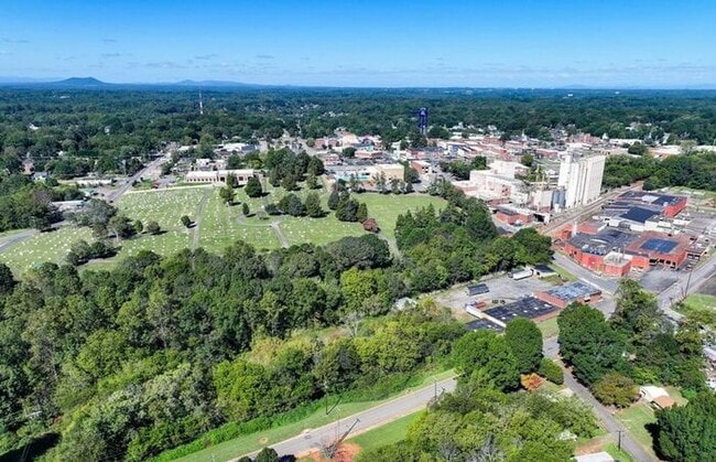 Building Photo - Stunningly Renovated 3BD/1BA Single Family Home in Newton, NC!