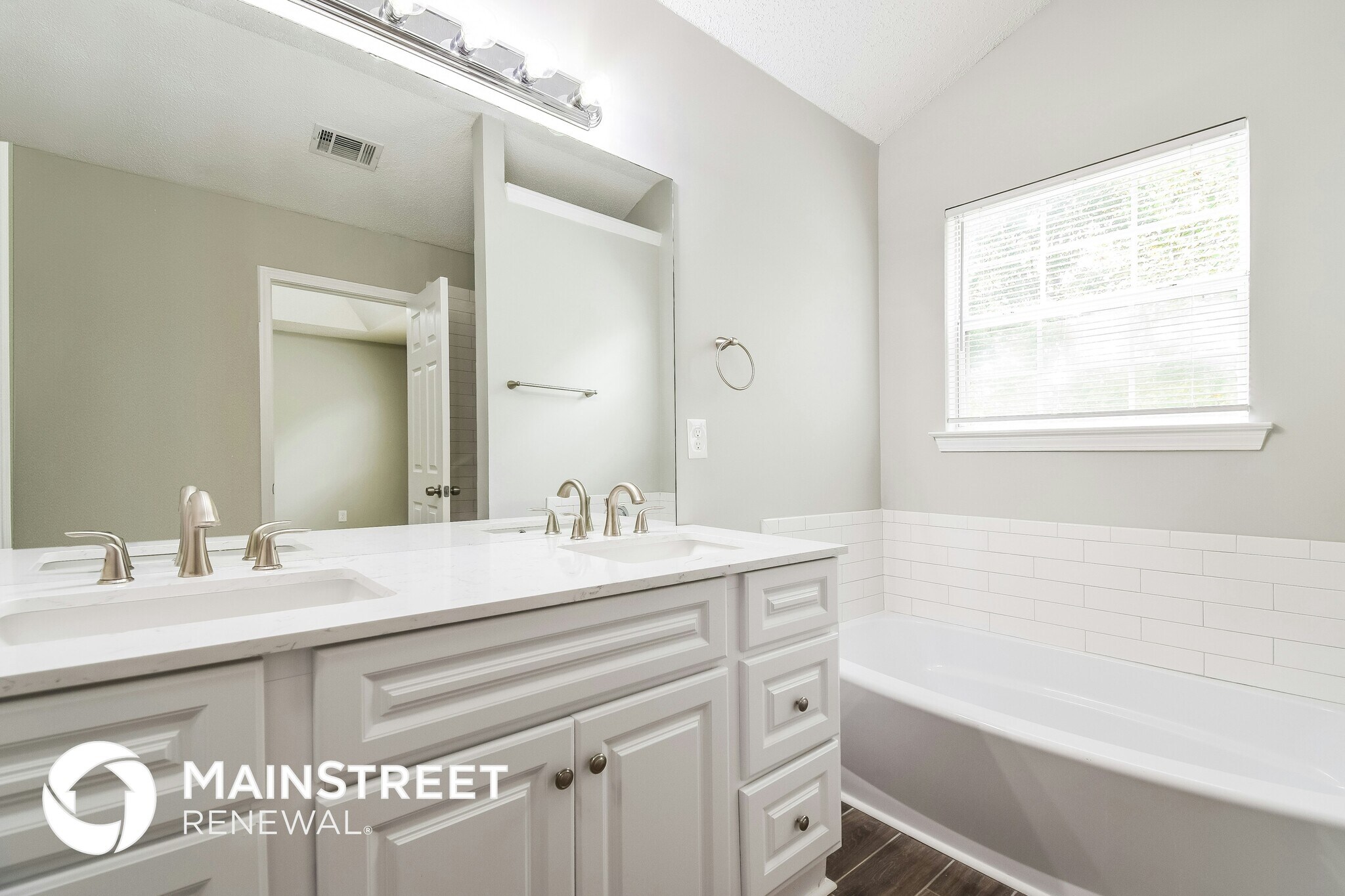 Building Photo - 9407 Rollinghills Dr