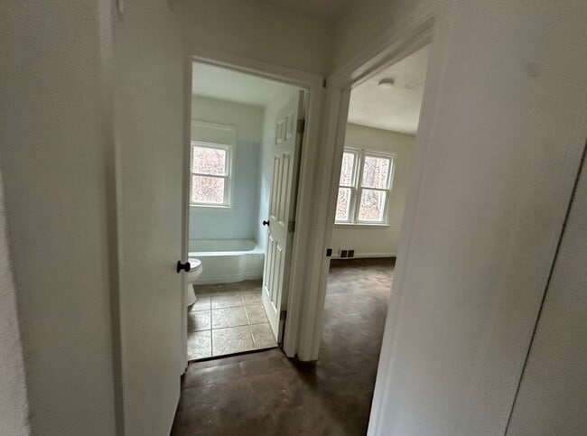 Building Photo - 2b/1b with Great Upgrades in a very convenient location!!!