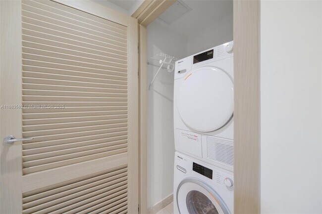 Building Photo - 1000 Brickell Plaza