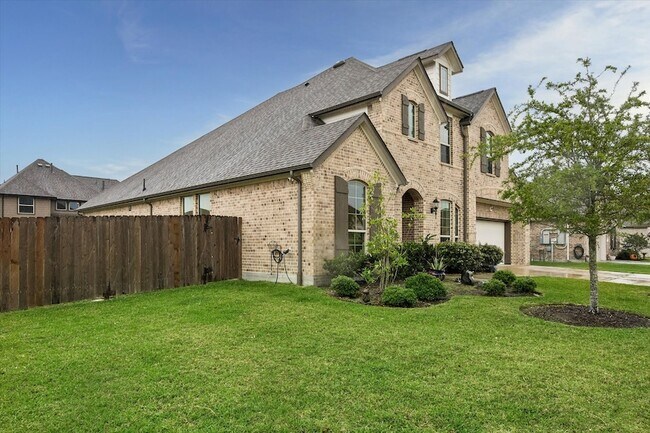 Building Photo - 729 Maplewood Dr